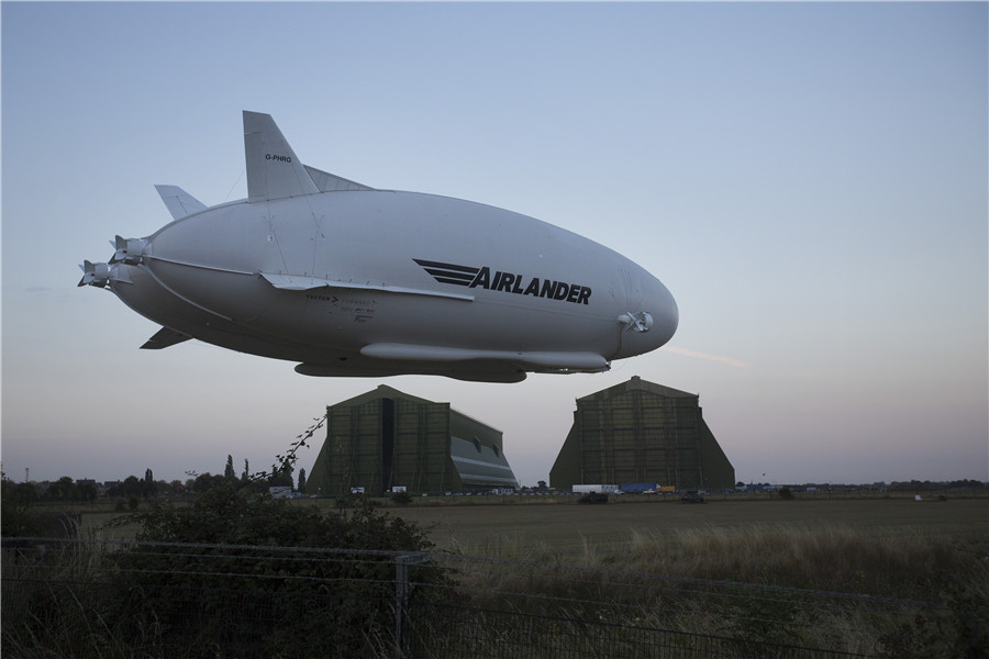 Maior aeronave do mundo realiza seu primeiro voo