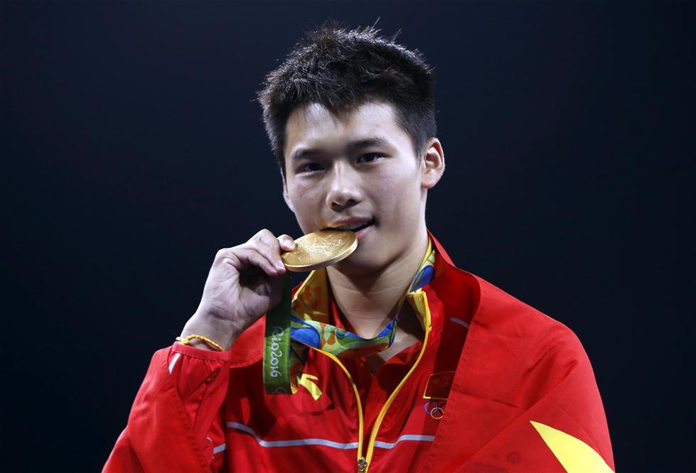 Chinês Chen Aisen é ouro nos saltos ornamentais