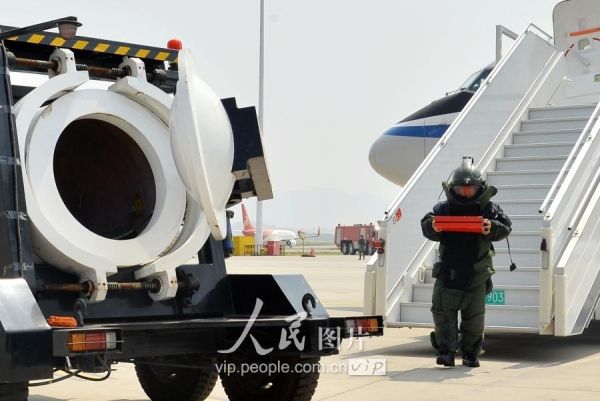 Membros da avia??o civil da China realizam exercício antiterrorista