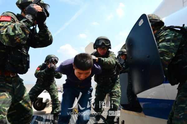 Membros da avia??o civil da China realizam exercício antiterrorista