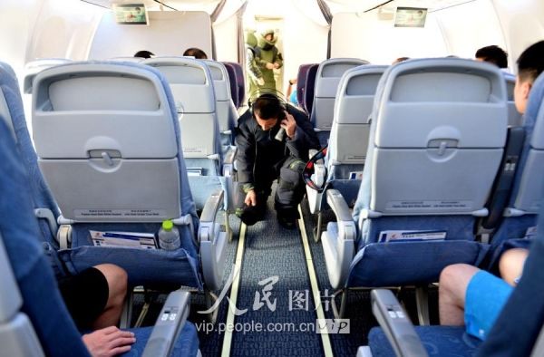 Membros da avia??o civil da China realizam exercício antiterrorista