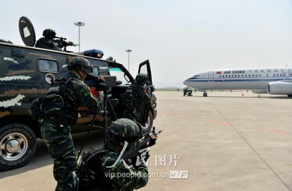 Membros da avia??o civil da China realizam exercício antiterrorista
