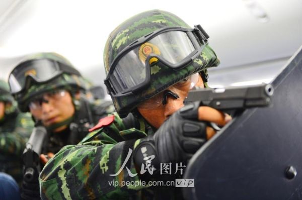 Membros da avia??o civil da China realizam exercício antiterrorista