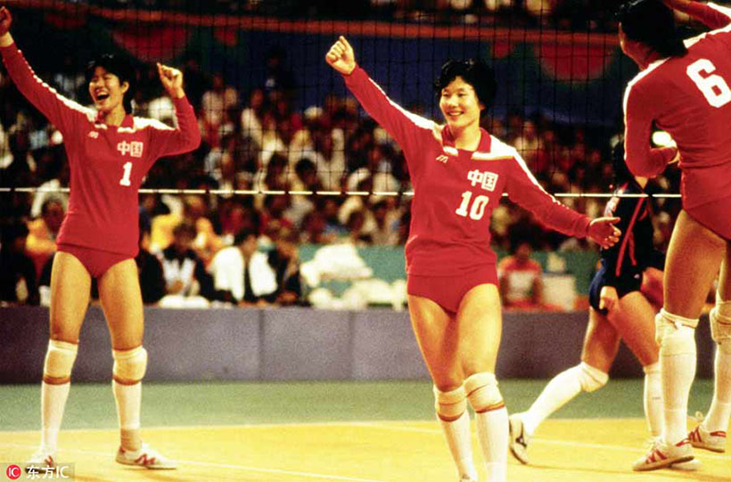 Lang Ping (esquerda), Yang Xiaojun (centro), Yang Xilan (direita), da sele??o feminina de v?lei da China contra os Estados Unidos nos Jogos Olímpicos de Los Angeles em 1984.