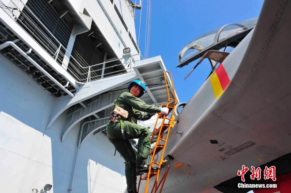 Novos pilotos da Marinha chinesa fazem testes de voo em porta-avi?es