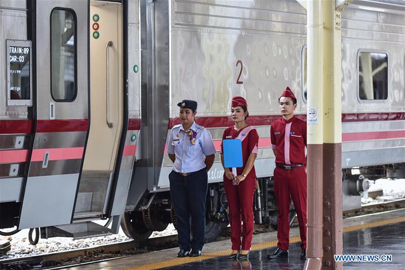 Trem fabricado na China entra em funcionamento na Tailandia