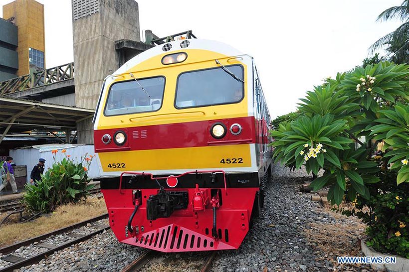 Trem fabricado na China entra em funcionamento na Tailandia