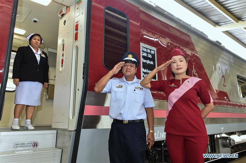 Trem fabricado na China entra em funcionamento na Tailandia
