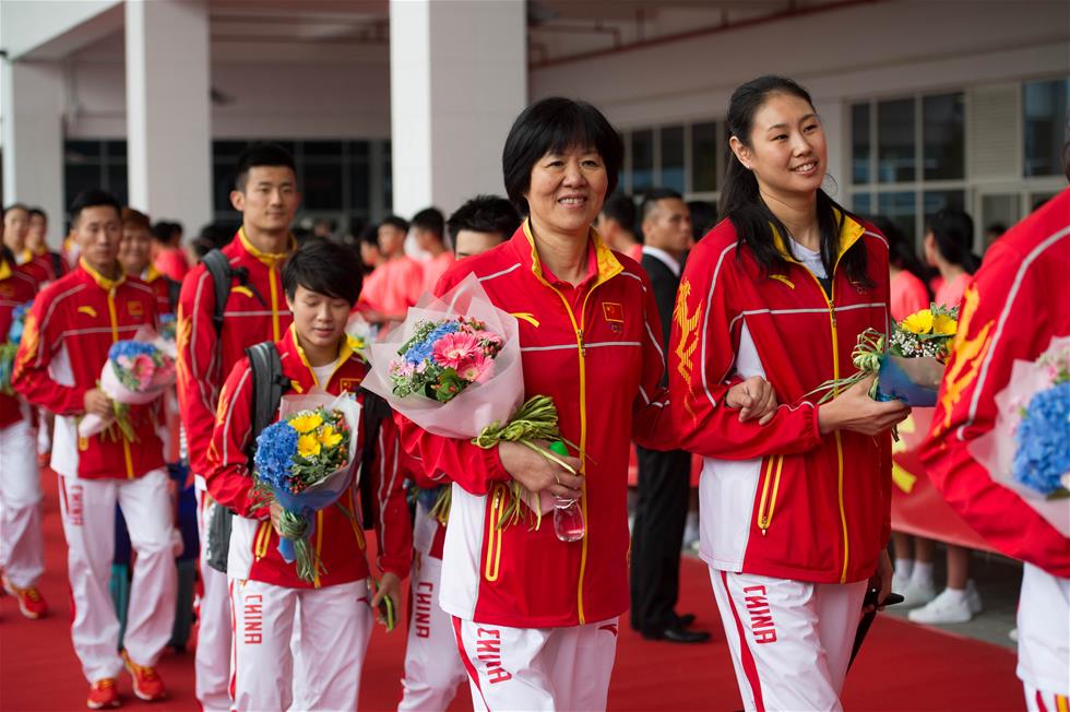 Lang Ping (segunda à direita), treinadora da sele??o feminina de v?lei da China