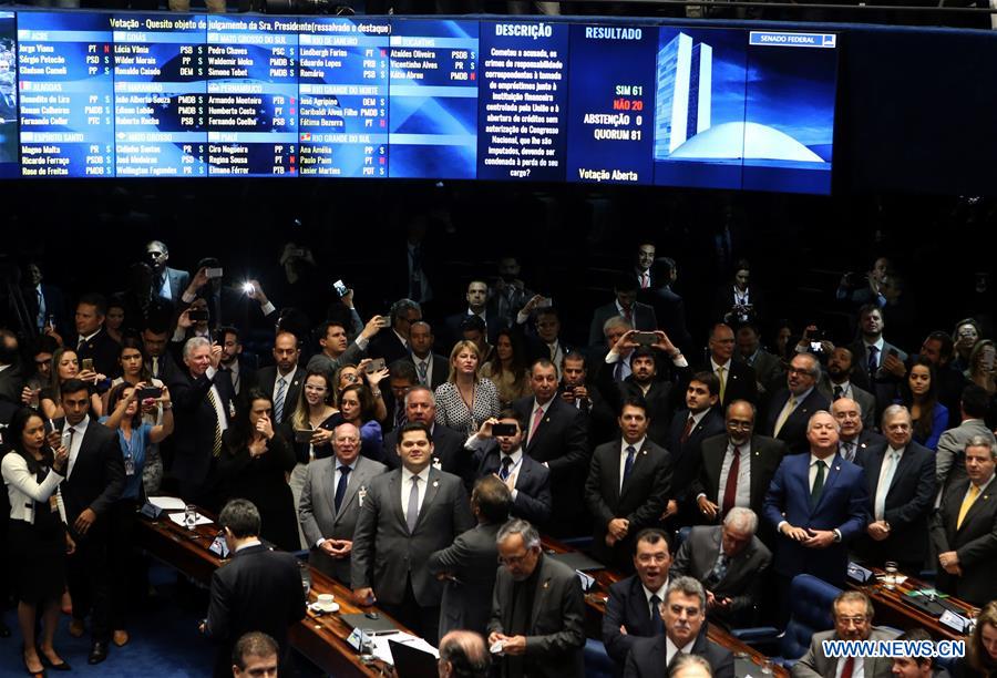 Temer assume presidência do Brasil, Rousseff promete resistência