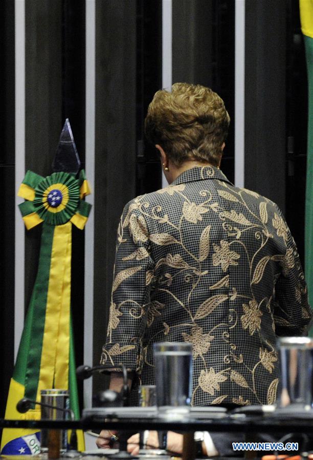 Temer assume presidência do Brasil, Rousseff promete resistência