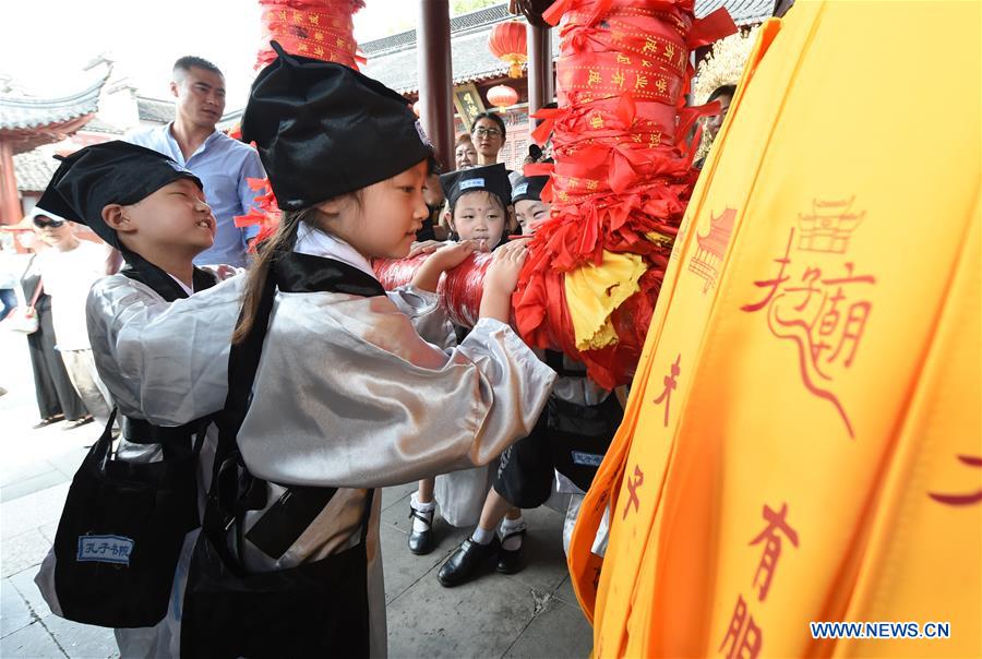 Crian?as trajadas com “Hanfu” participam em cerim?nia de estrita no leste da China