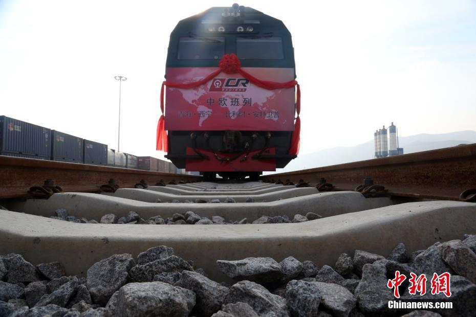Primeiro trem China-Europa a atravessar o planalto Qinghai-Tibete entra em opera??o