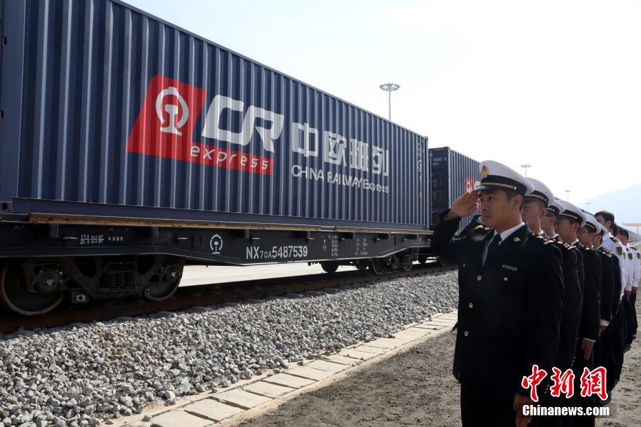 Primeiro trem China-Europa a atravessar o planalto Qinghai-Tibete entra em opera??o