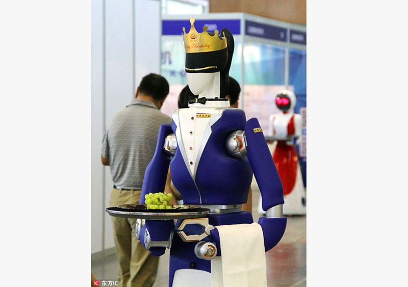 Rob?s inteligentes atraem visitantes na exposi??o em Nanjing