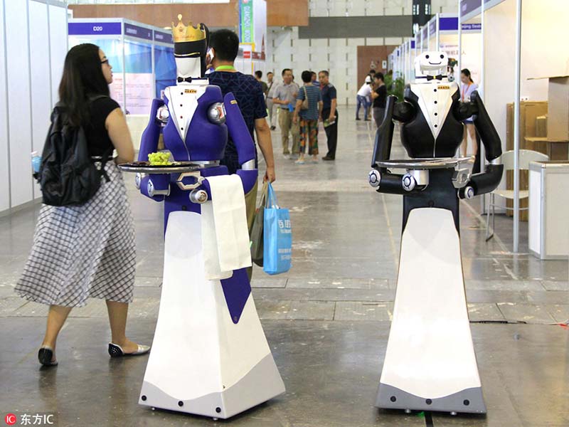 Rob?s inteligentes atraem visitantes na exposi??o em Nanjing