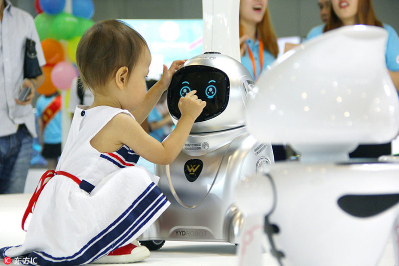 Rob?s inteligentes atraem visitantes na exposi??o em Nanjing