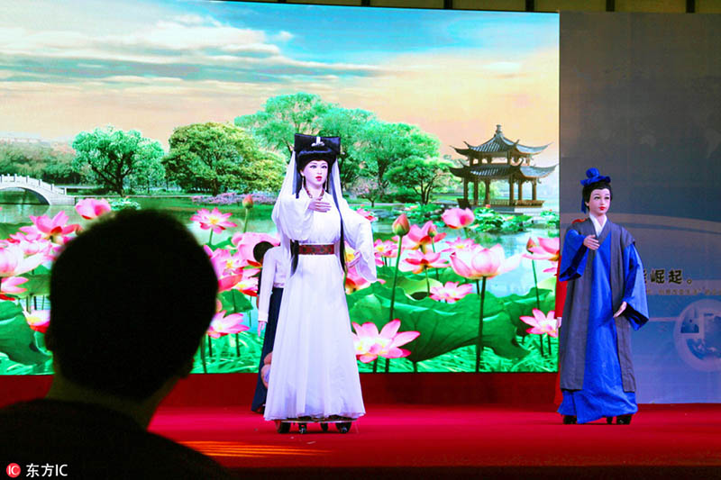 Rob?s inteligentes atraem visitantes na exposi??o em Nanjing