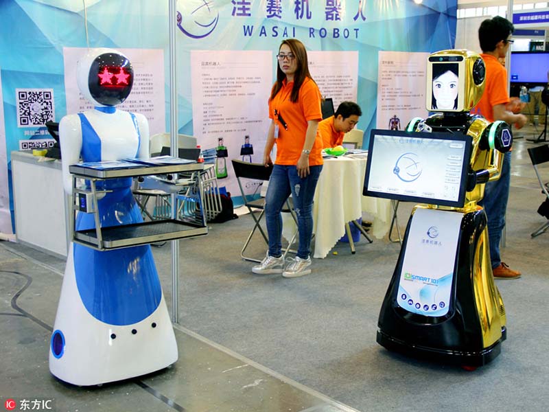 Rob?s inteligentes atraem visitantes na exposi??o em Nanjing