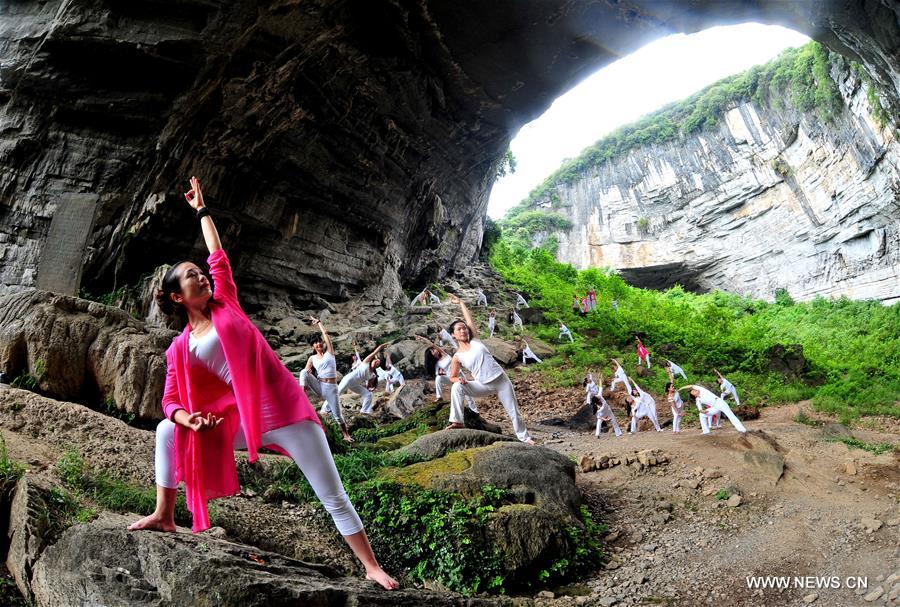 F?s de yoga praticam em regi?o montanhosa no centro da China