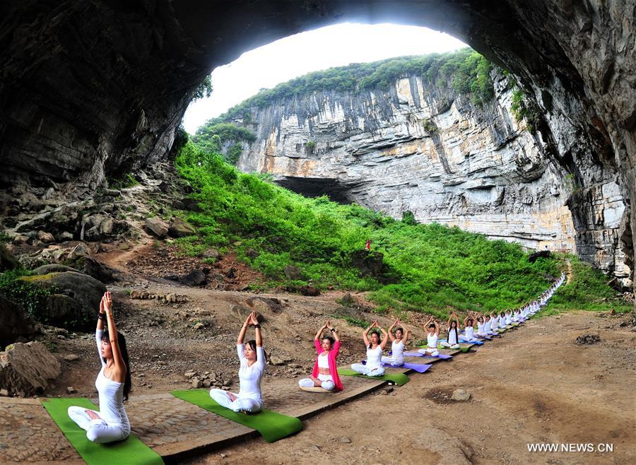 F?s de yoga praticam em regi?o montanhosa no centro da China