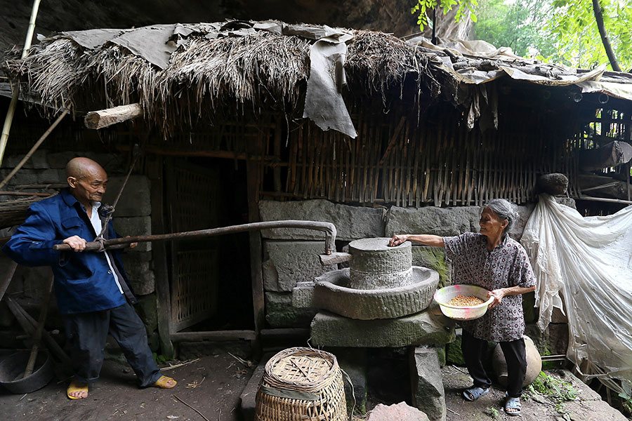 Casal chinês vive em caverna há 54 anos