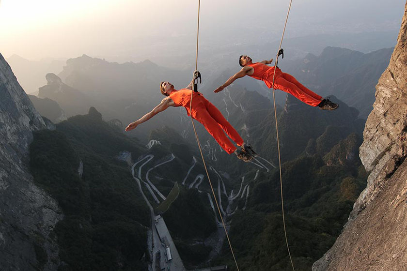 Bailarinos norte-americanos dan?am em penhasco nas Montanhas Tianmen