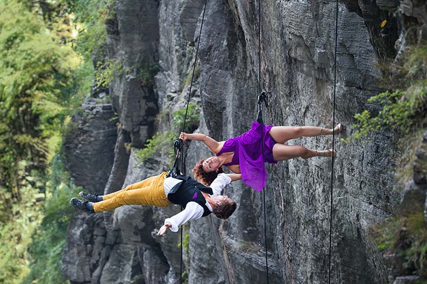Bailarinos norte-americanos dan?am em penhasco nas Montanhas Tianmen