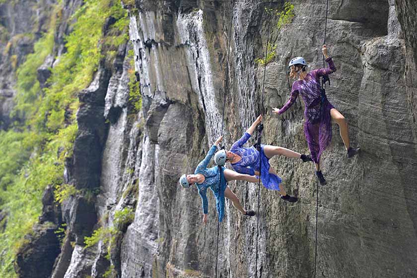 Bailarinos norte-americanos dan?am em penhasco nas Montanhas Tianmen