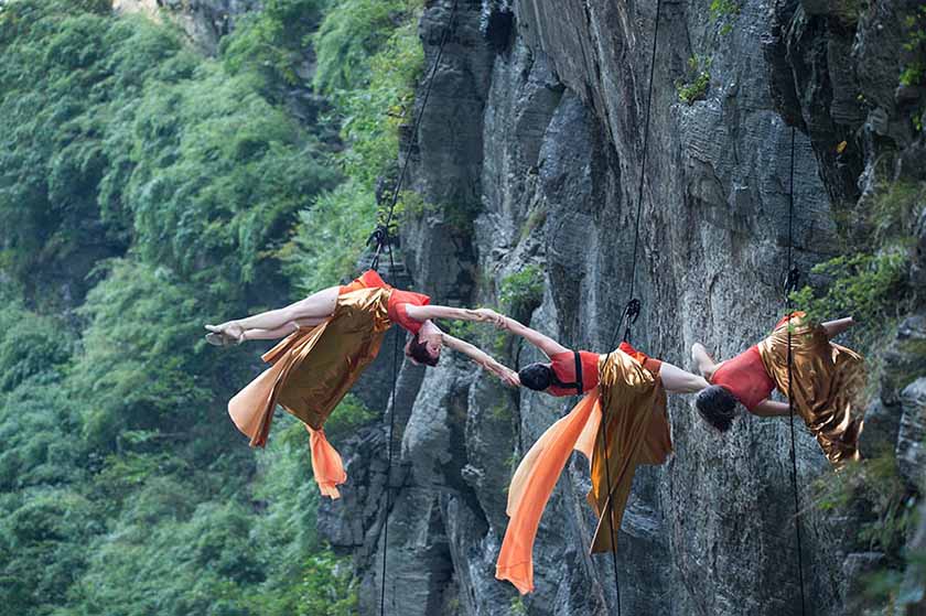 Bailarinos norte-americanos dan?am em penhasco nas Montanhas Tianmen