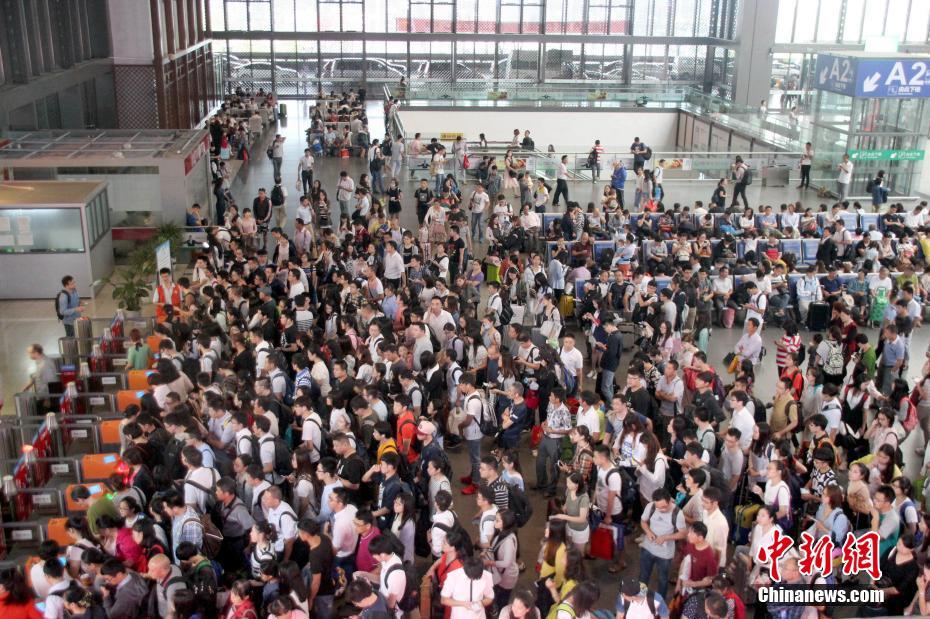 Esta??es de trem da China com intenso fluxo de passageiros