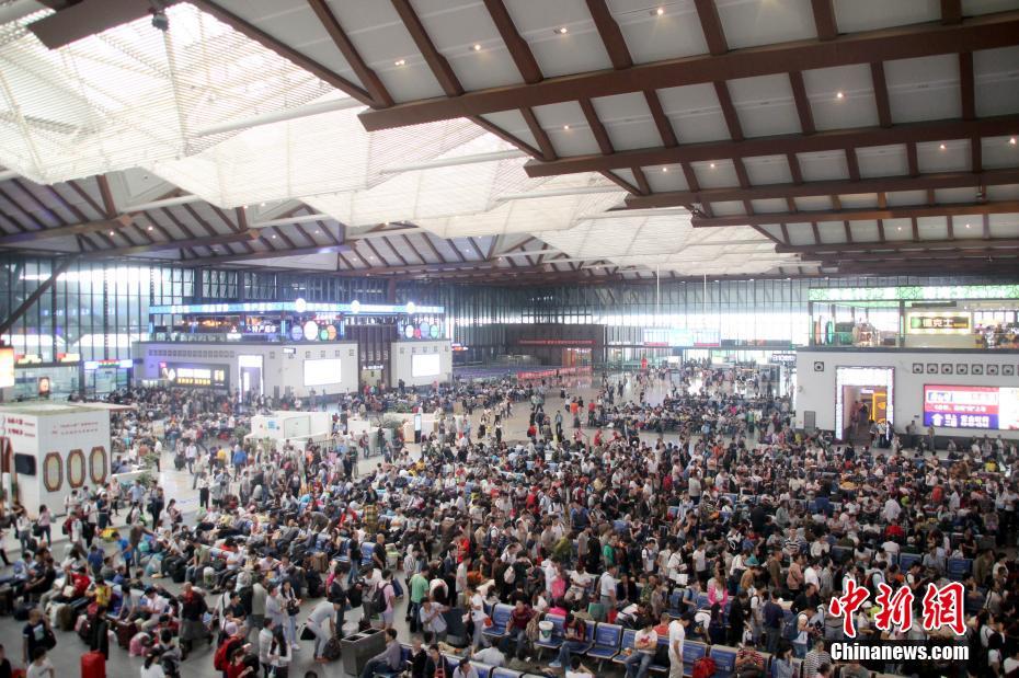 Esta??es de trem da China com intenso fluxo de passageiros