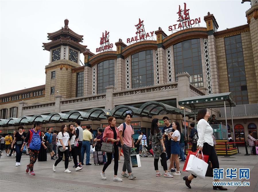 Esta??es de trem da China com intenso fluxo de passageiros