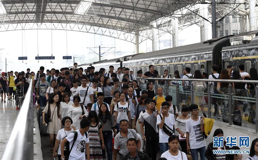 Esta??es de trem da China com intenso fluxo de passageiros