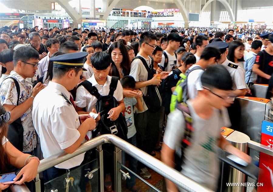 Esta??es de trem da China com intenso fluxo de passageiros