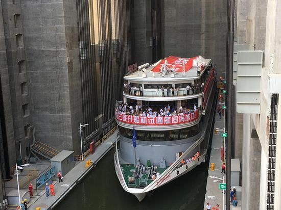 Maior elevador de navios do mundo inicia opera??o na Represa das Três Gargantas da China