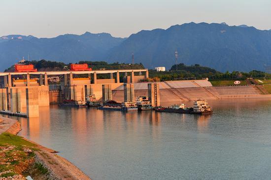 Maior elevador de navios do mundo inicia opera??o na Represa das Três Gargantas da China