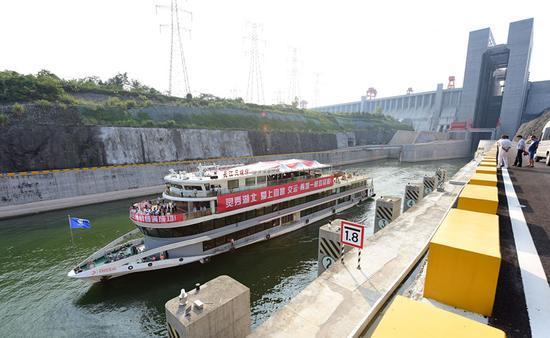 Maior elevador de navios do mundo inicia opera??o na Represa das Três Gargantas da China