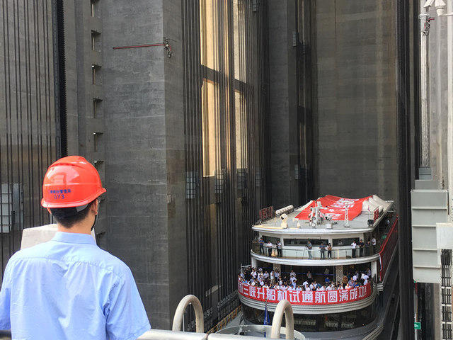 Maior elevador de navios do mundo inicia opera??o na Represa das Três Gargantas da China