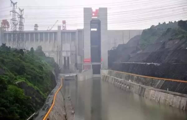 Maior elevador de navios do mundo inicia opera??o na Represa das Três Gargantas da China