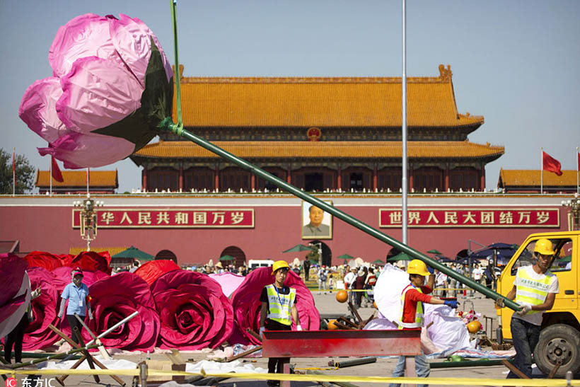 Flores artificiais decoram Pra?a Tian’anmen para celebrar a chegada do Dia Nacional