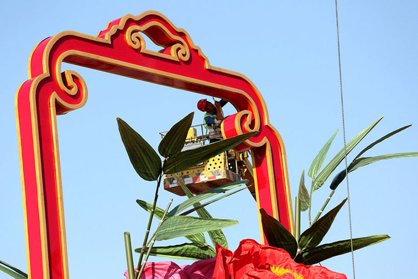 Flores artificiais decoram Pra?a Tian’anmen para celebrar a chegada do Dia Nacional