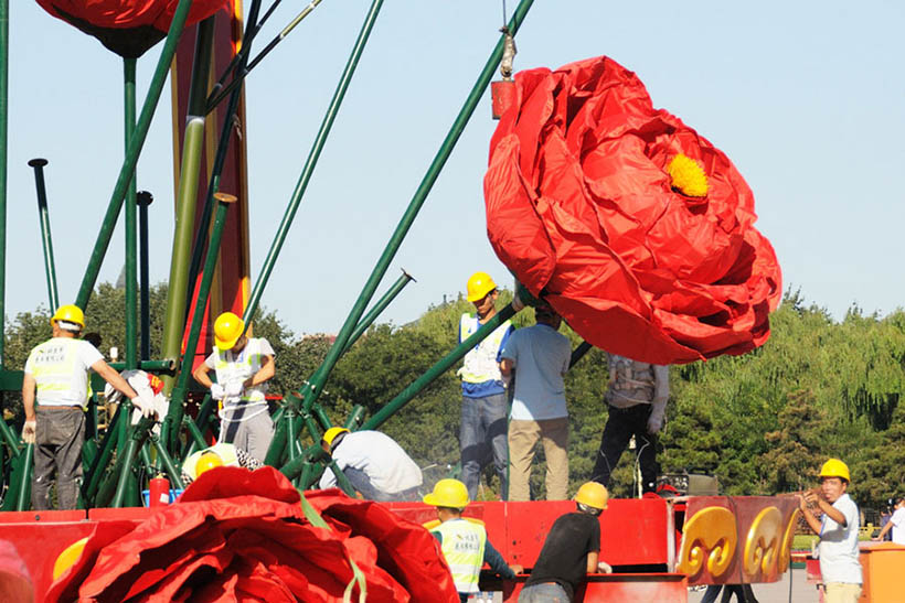 Flores artificiais decoram Pra?a Tian’anmen para celebrar a chegada do Dia Nacional