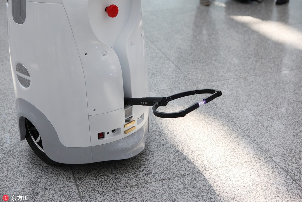 Primeiro rob? de vigilancia entra ao servi?o no aeroporto de Shenzhen