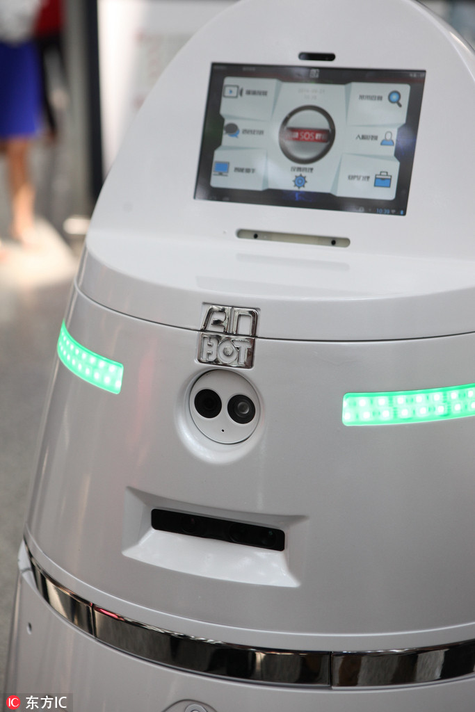 Primeiro rob? de vigilancia entra ao servi?o no aeroporto de Shenzhen
