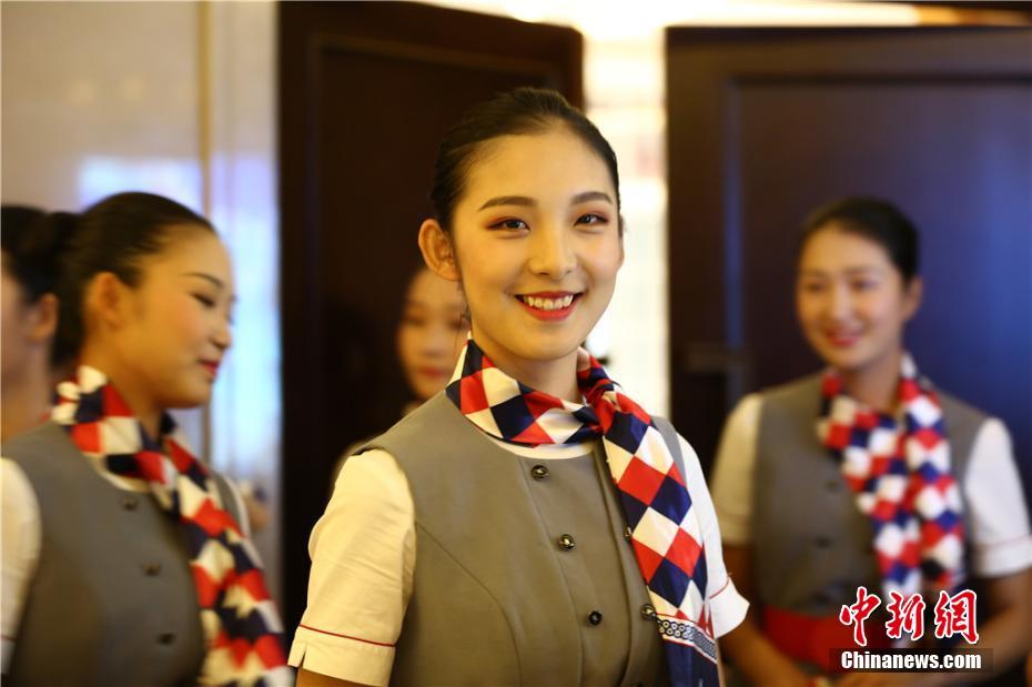 Estudantes chinesas competem por vagas de aeromo?a em Sichuan