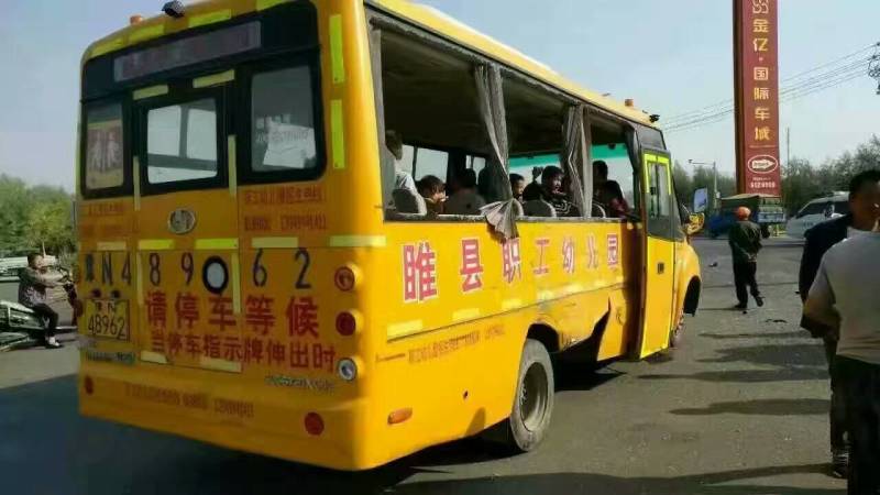 Colis?o entre ?nibus escolar e caminh?o deixa 13 feridos no centro da China