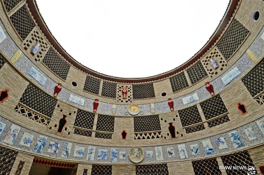 Chinesa de 86 anos de idade e seu “palácio de porcelana”