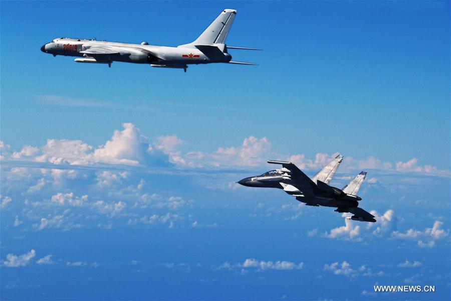 For?a Aérea da China realiza exercício de rotina