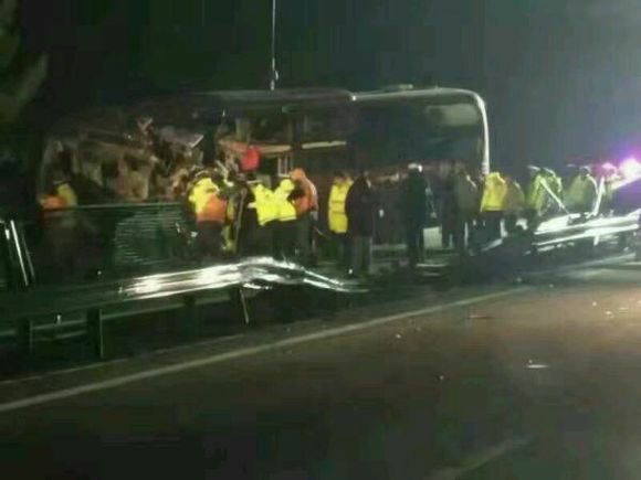 Colis?o de ?nibus e caminh?o mata 12 pessoas no norte da China